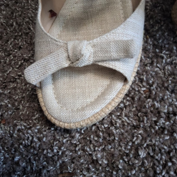 Liz Claiborne Cream Wedge Sandals with Bow - Picture 3 of 11